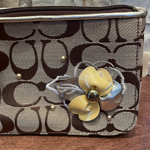 Coach wristlet - Picture 2 of 6
